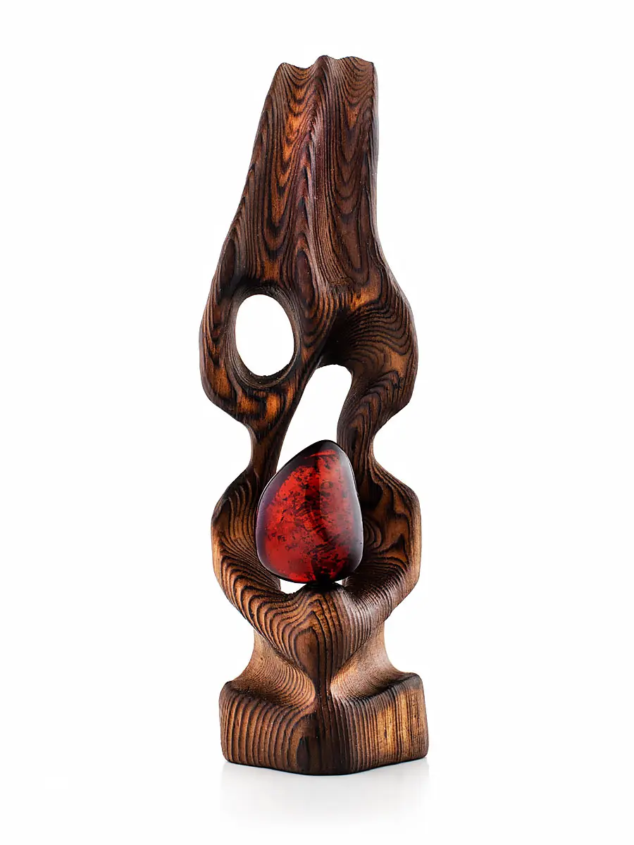 картинка Кусочек натурального янтаря насыщенного вишнёвого цвета на красивой деревянной подставке в онлайн магазине