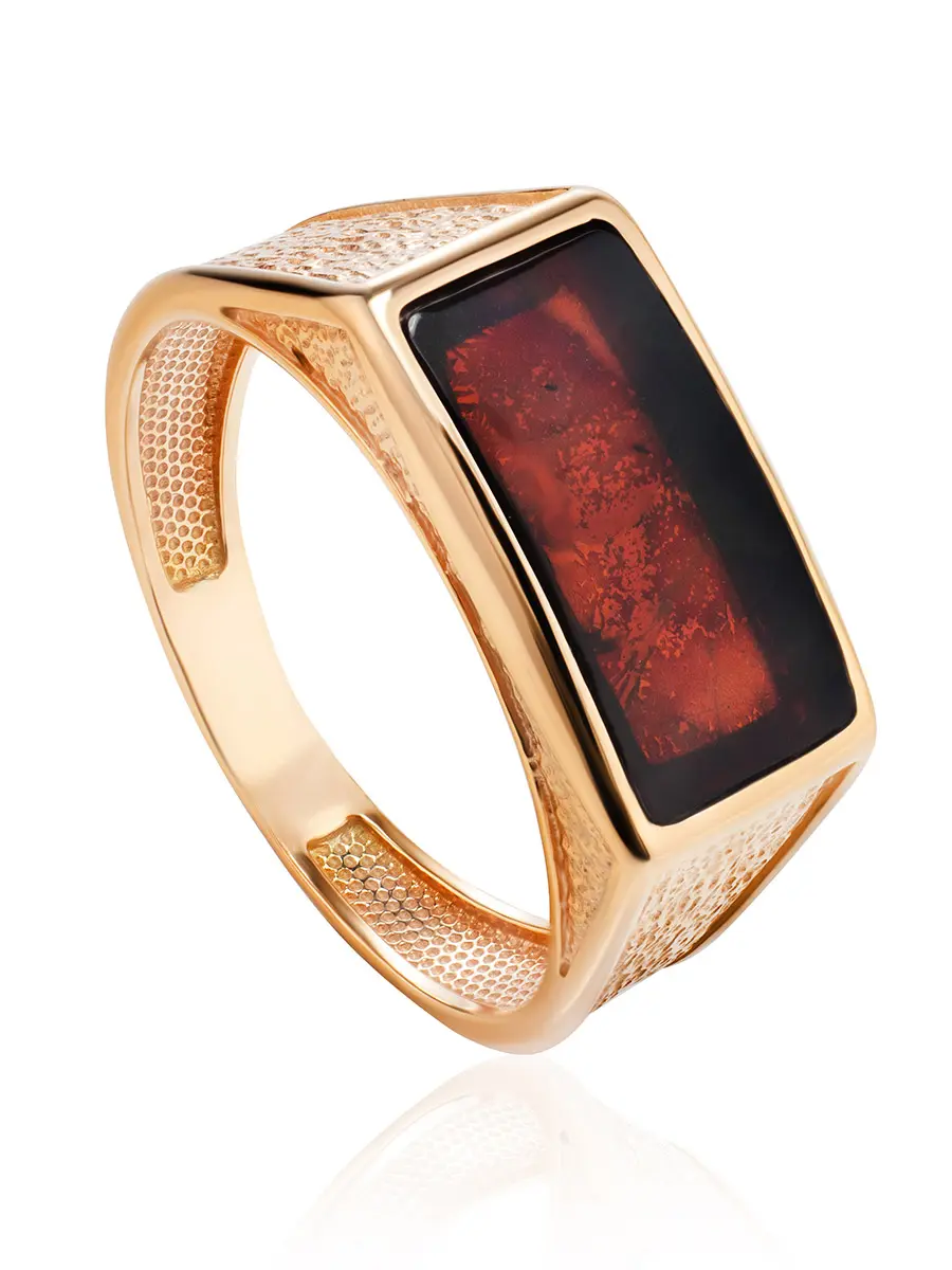 картинка Мужской перстень «Цезарь» из позолоченного серебра и вишнёвого янтаря в онлайн магазине