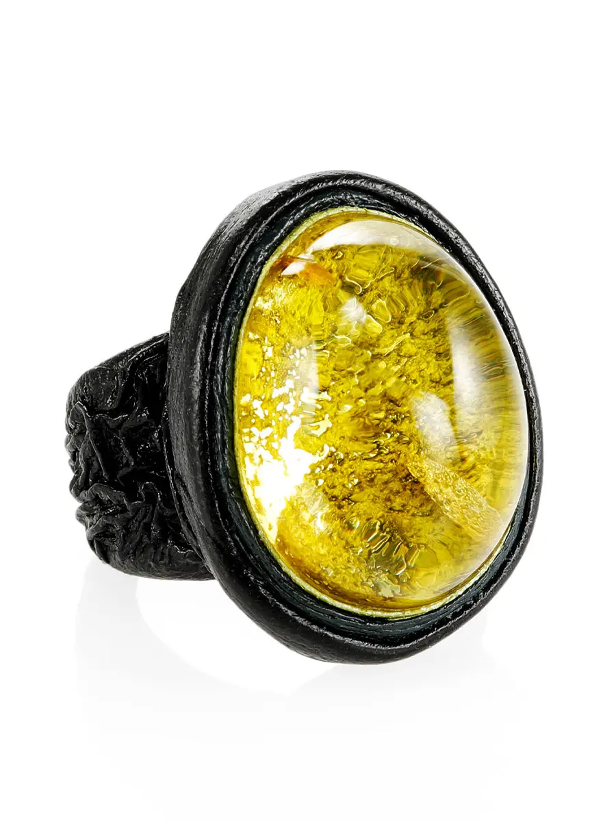 картинка Роскошное крупное кольцо из кожи и зеленовато-лимонного янтаря «Нефертити» в онлайн магазине