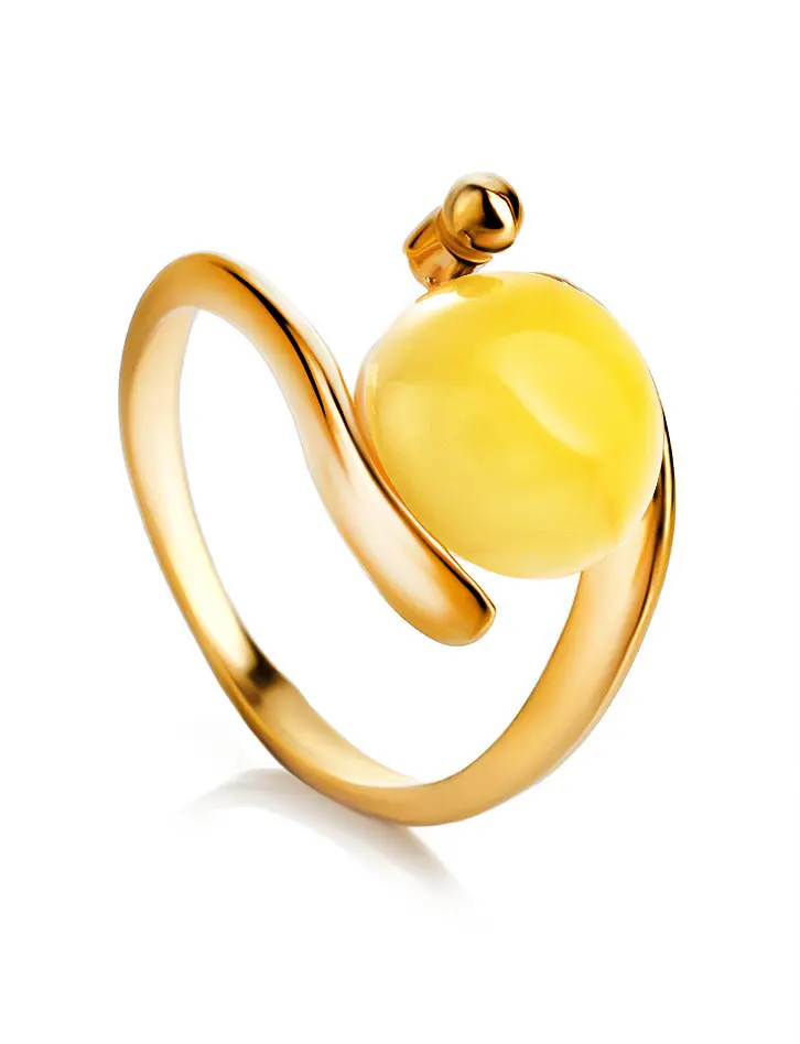 картинка Красивое позолоченное кольцо «Сфера» с цельным медовым янтарём в онлайн магазине