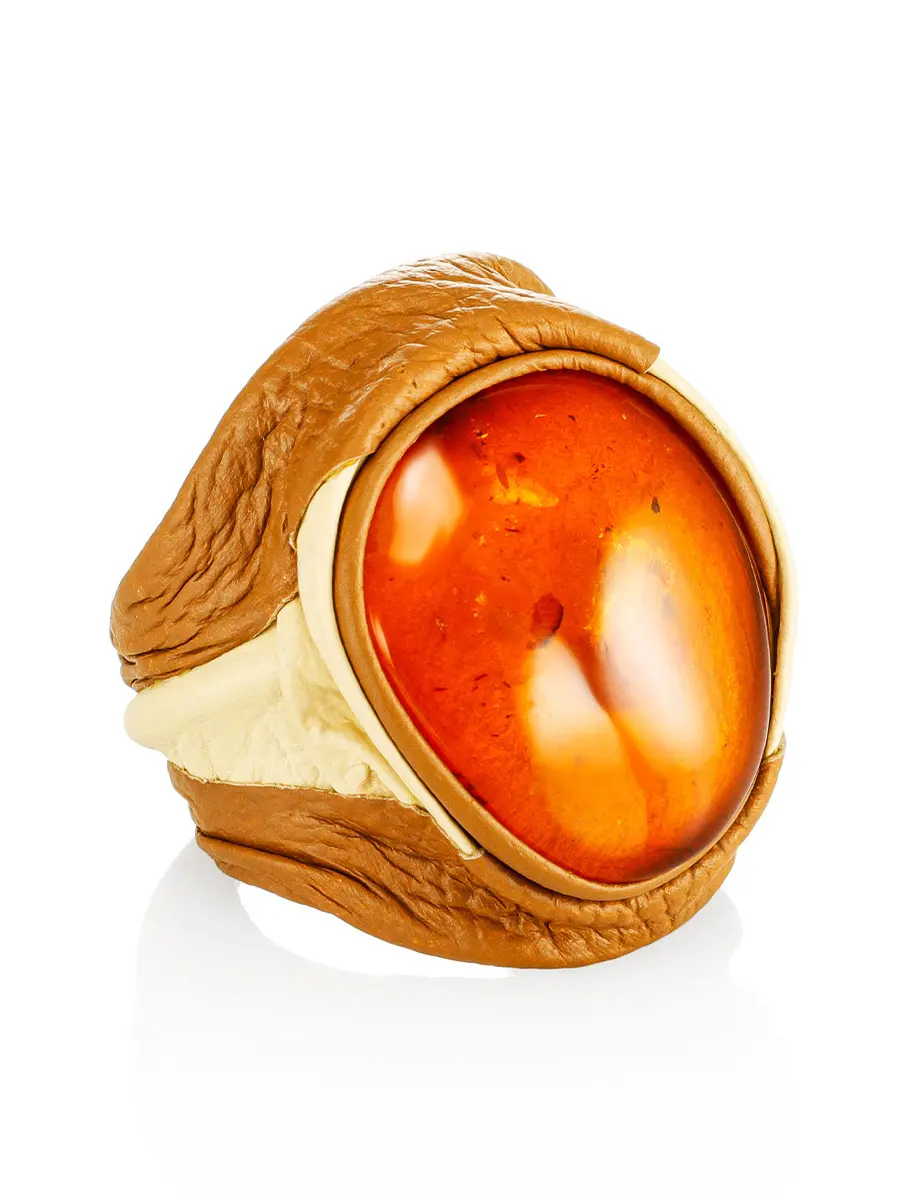 картинка Стильное кольцо из кожи с чайным янтарём «Амазонка» в онлайн магазине