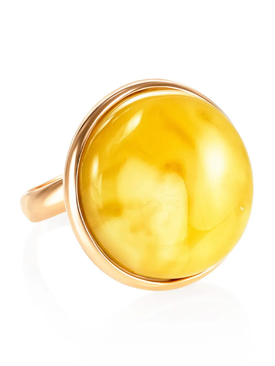 картинка Эффектное круглое кольцо из натурального медового янтаря и позолоченного серебра в онлайн магазине