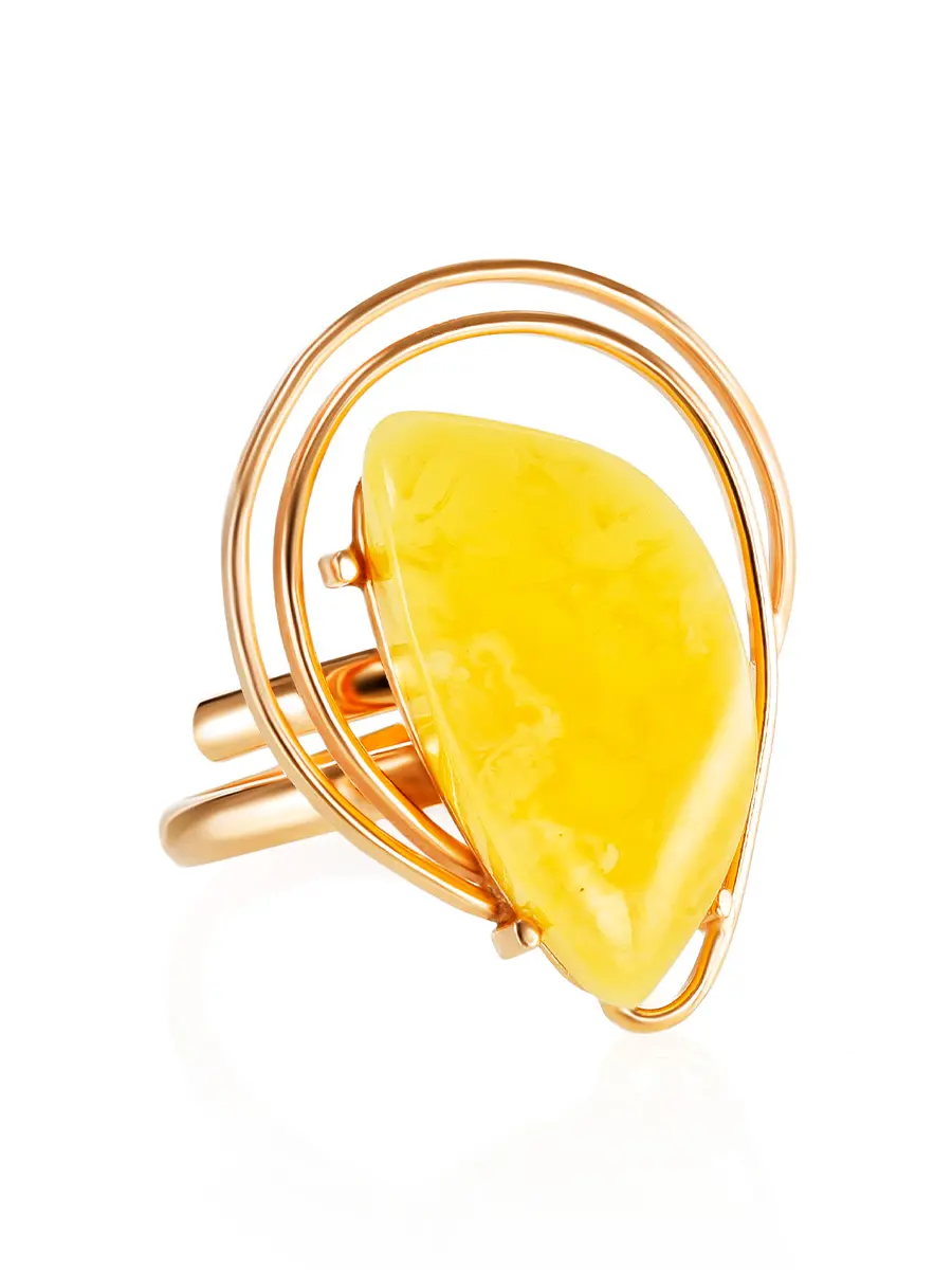 картинка Эффектное кольцо из медового янтаря «Риальто» в онлайн магазине