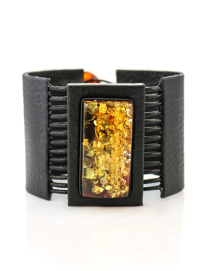 картинка Широкий кожаный браслет с прямоугольной вставкой из натурального сверкающего янтаря «Амазонка» в онлайн магазине