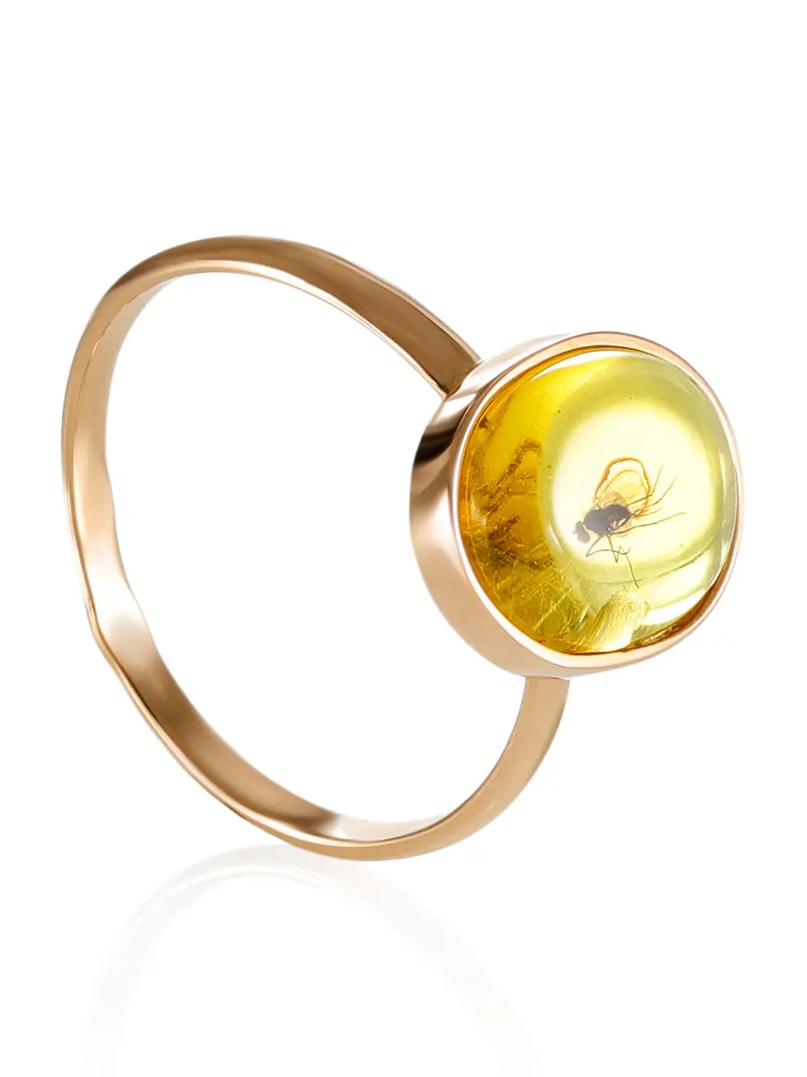картинка Изящное кольцо из золота и натурального балтийского янтаря с инклюзом мушки «Клио» в онлайн магазине