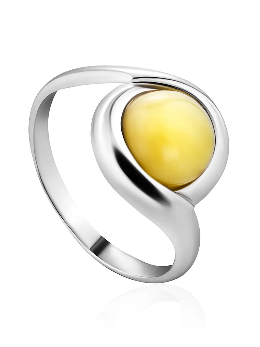 картинка Нежное кольцо из серебра с цельным медовым янтарём «Ягодка» в онлайн магазине