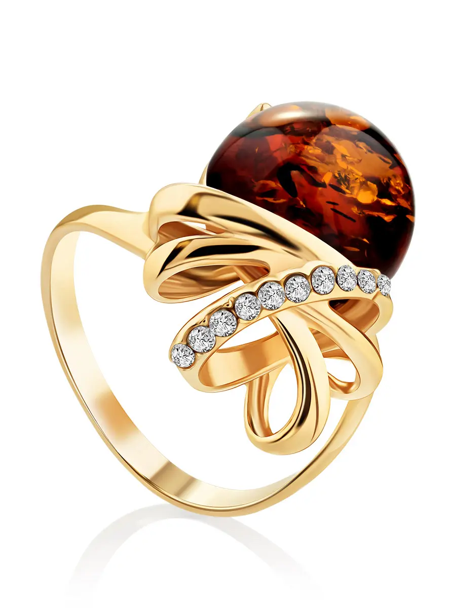 картинка Яркое нарядное кольцо из позолоченного серебра с коньячным янтарём и фианитами «Черри» в онлайн магазине