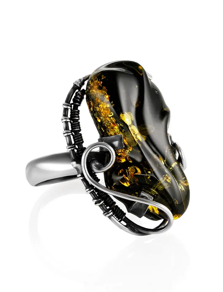 картинка Необычное кольцо из натурального янтаря зеленого цвета в серебряном обрамлении «Риальто» в онлайн магазине