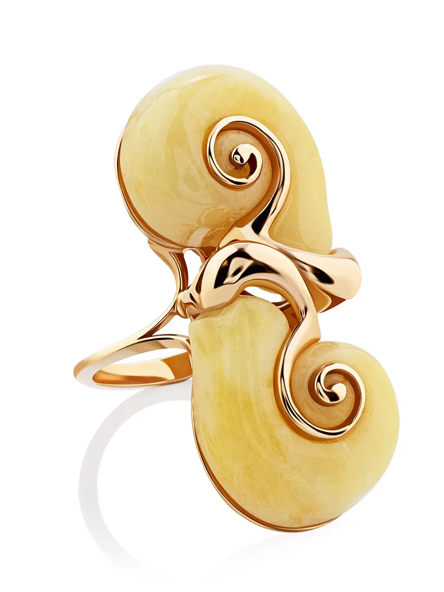 картинка Оригинальное кольцо из натурального формованного янтаря и золочённого серебра «Улитка» в онлайн магазине