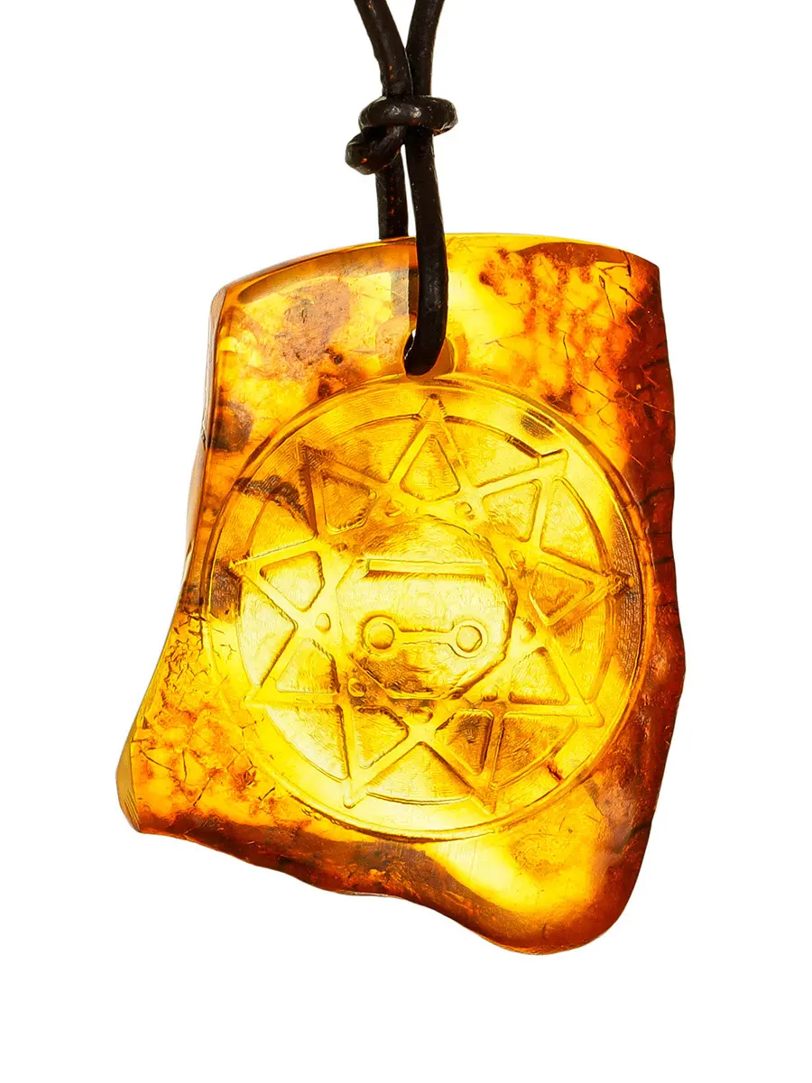 картинка Подвеска с резьбой из янтаря оберег «Чертог Щуки» в онлайн магазине