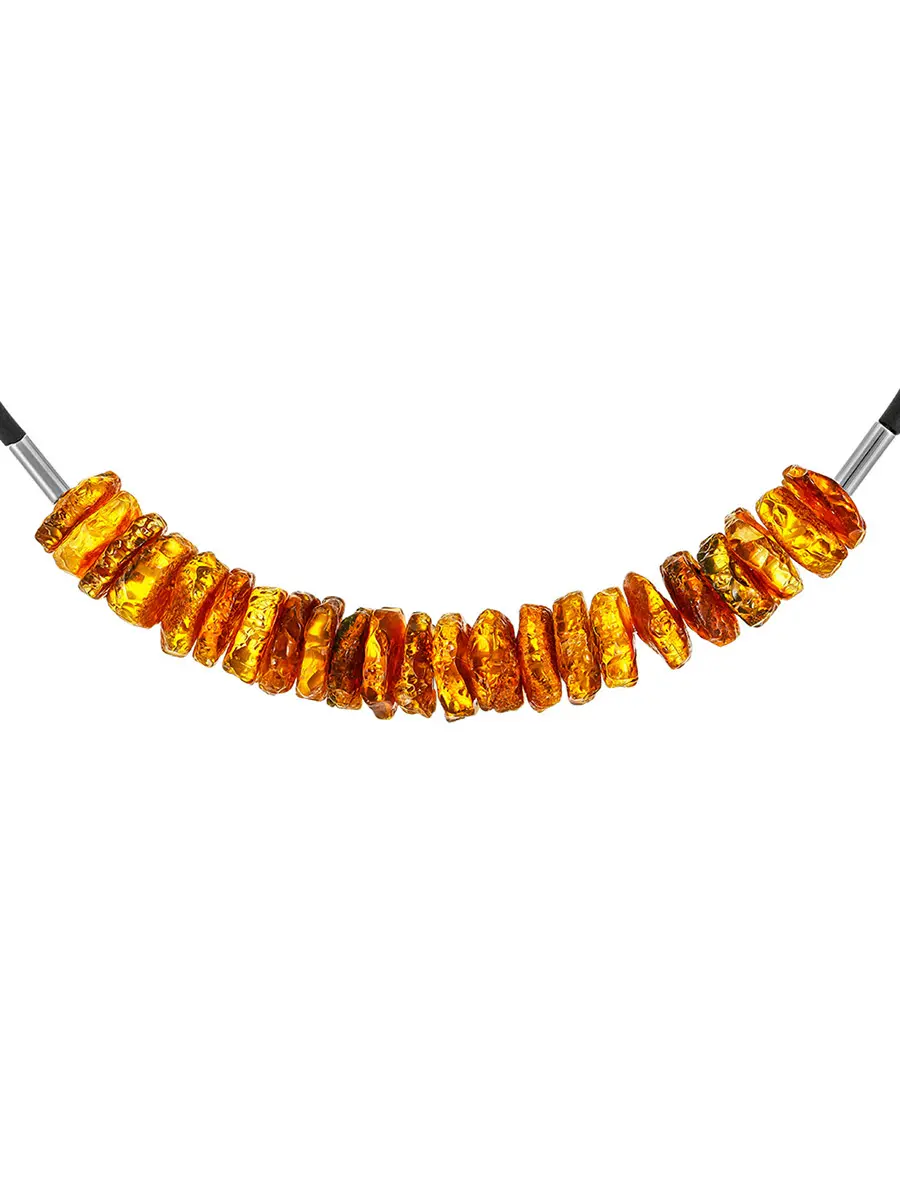 картинка Короткое колье-чокер с натуральным нешлифованным янтарём «Шайбы на обруче» в онлайн магазине