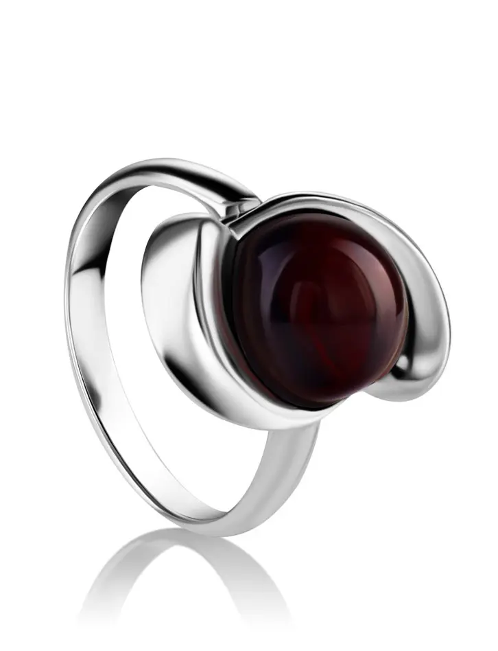 картинка Эффектное кольцо из серебра и янтаря тёмно-вишнёвого цвета «Арго» в онлайн магазине