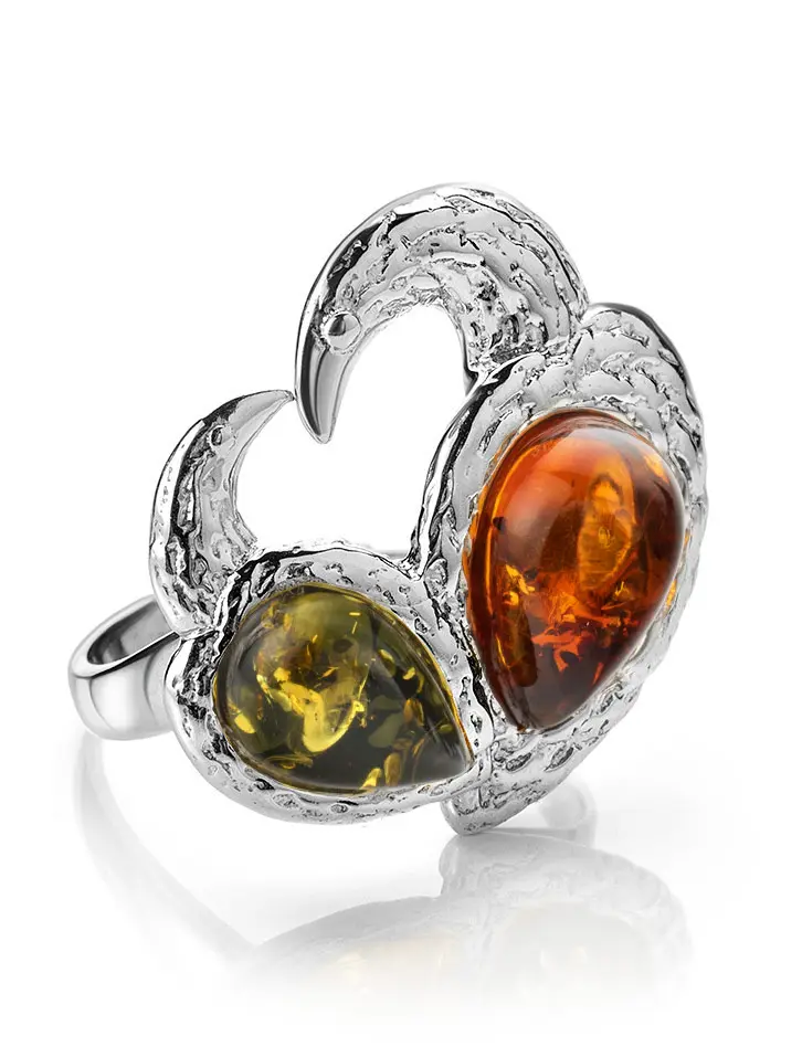 картинка Серебряное кольцо «Лирика», украшенное коньячным и зелёным янтарём в онлайн магазине