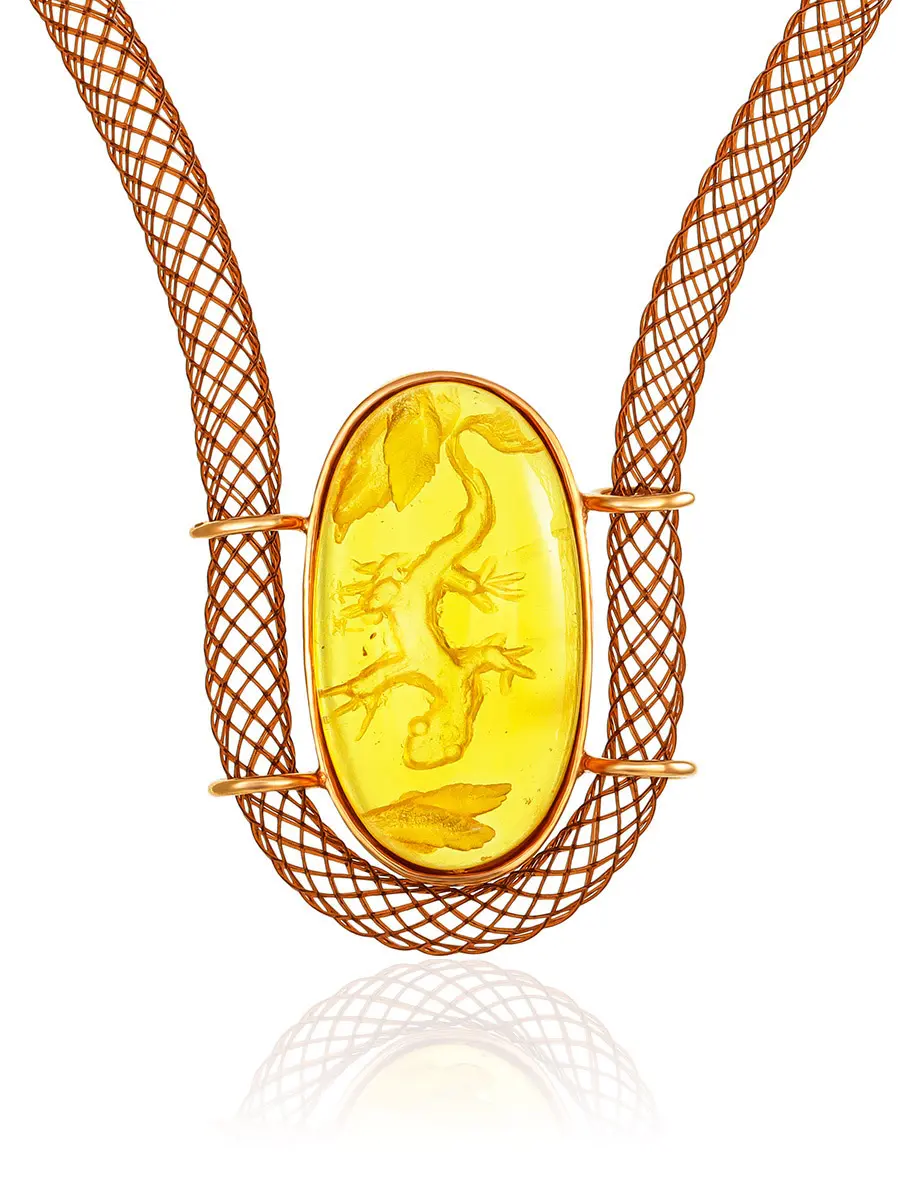 картинка Колье «Элинор» с янтарной подвеской, украшенной резьбой в виде ящерицы в онлайн магазине