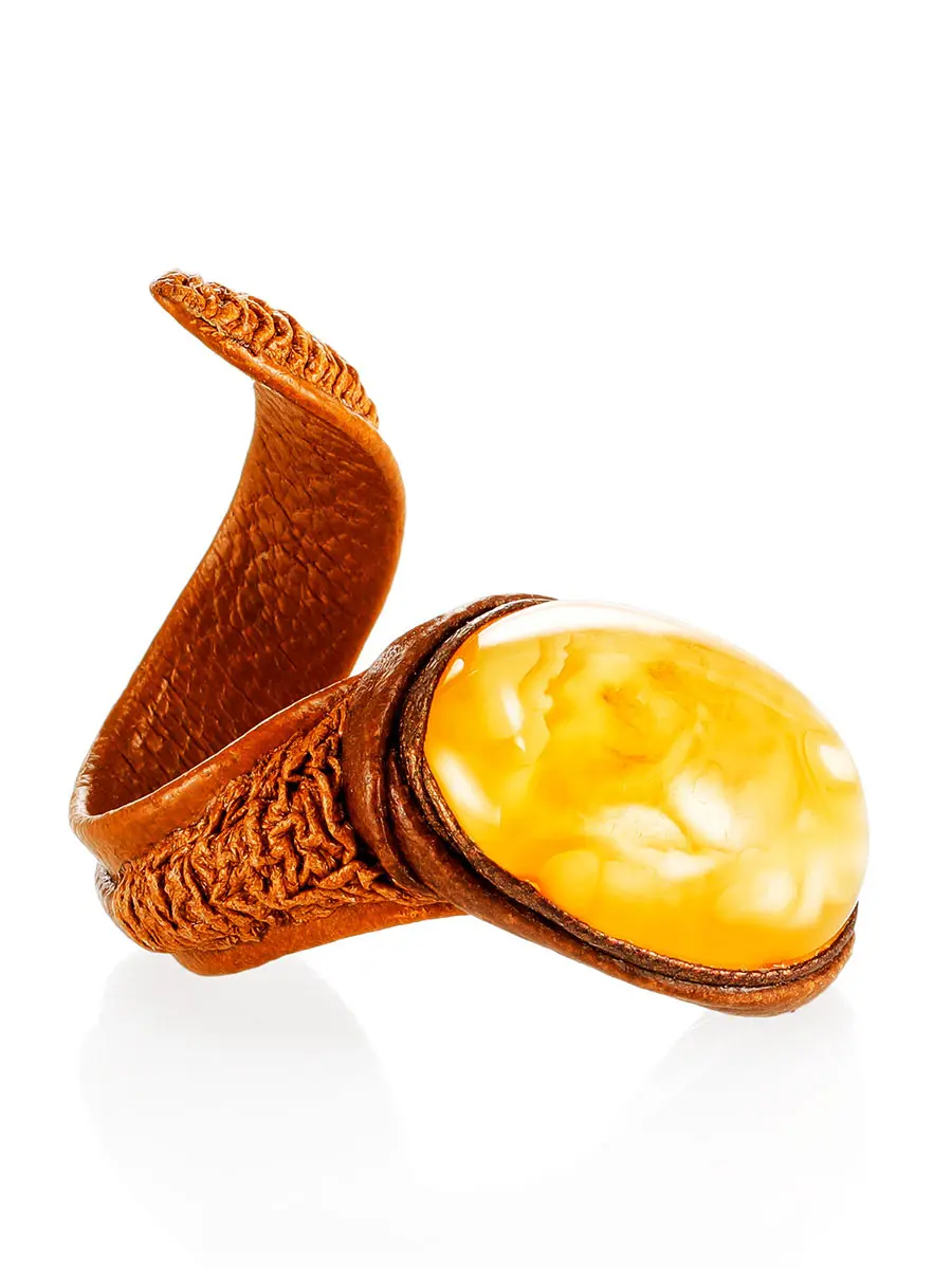 картинка Эффектное кольцо «Змейка» из кожи и натурального янтаря в онлайн магазине