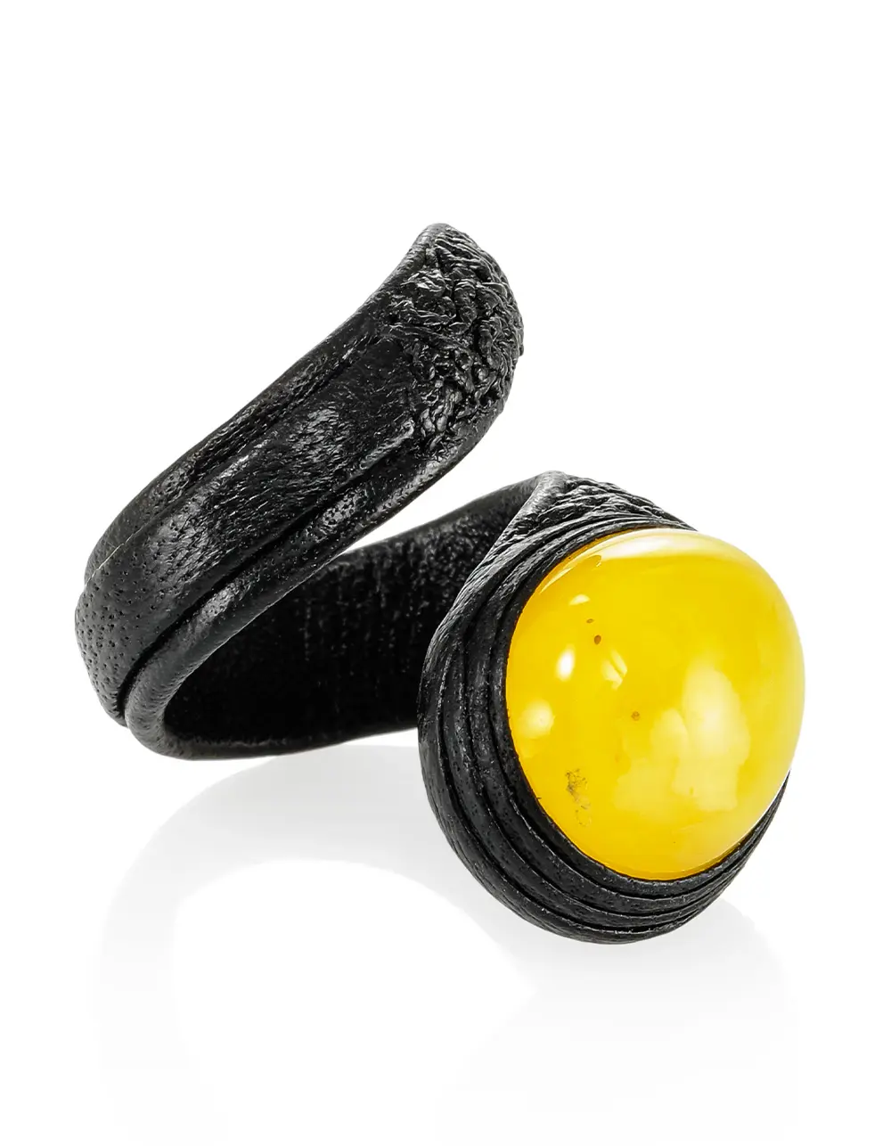 картинка Арт-кольцо из натуральной кожи с выразительным янтарём «Змейка» в онлайн магазине