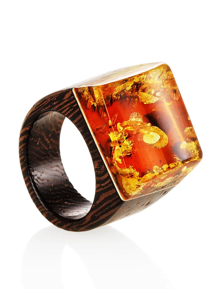 картинка Необычное кольцо в эко-стиле из дерева с натуральным искрящимся янтарём «Индонезия» в онлайн магазине