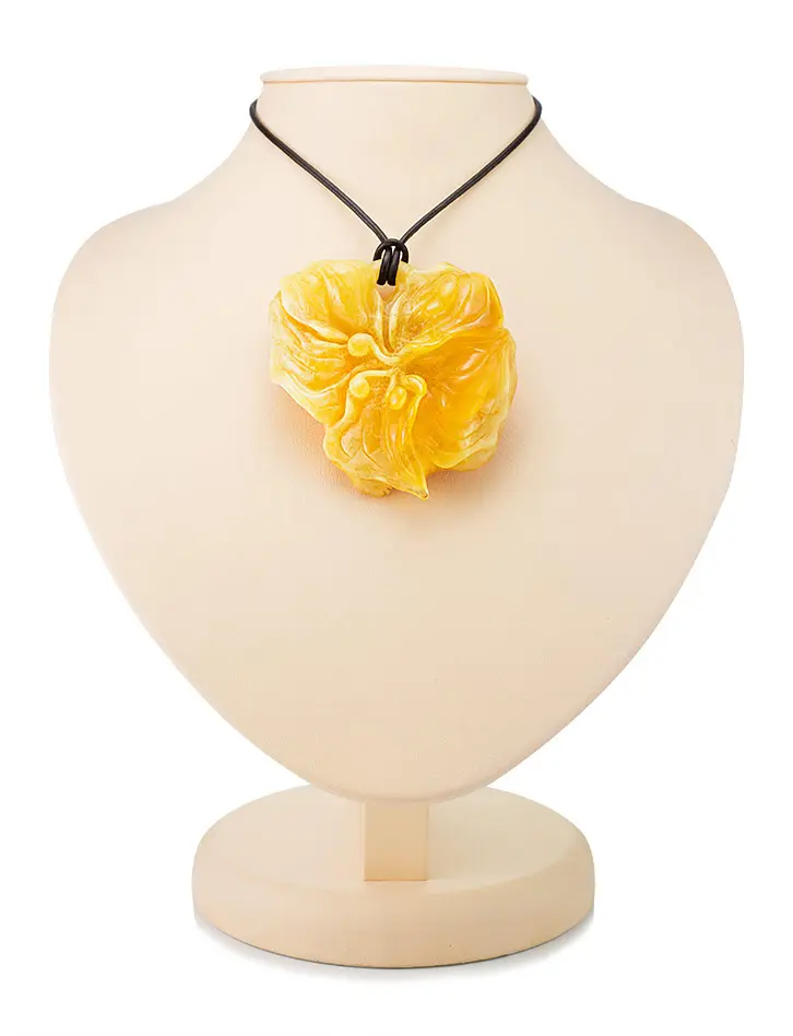 картинка Сувенир-резьба из натурального медового янтаря «Лилия крупная» в онлайн магазине