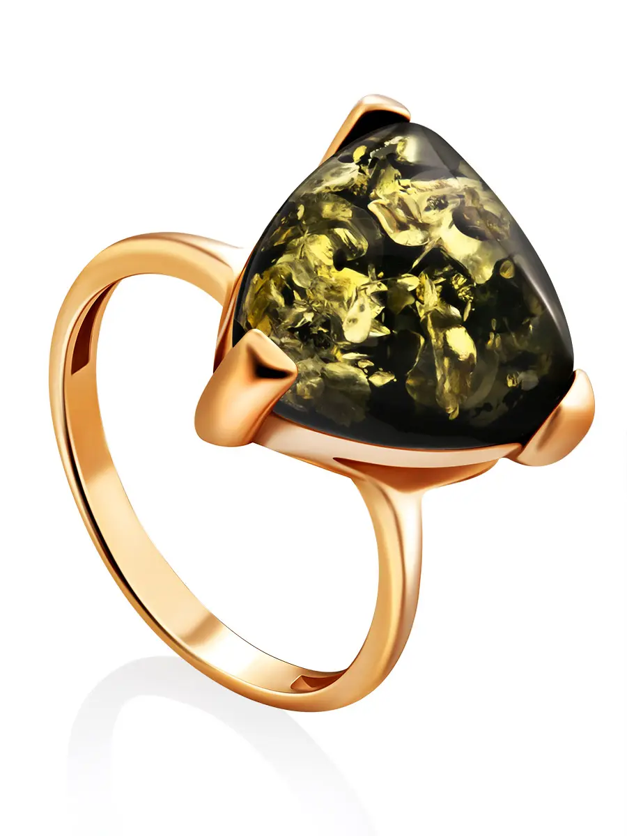 картинка Яркое кольцо из серебра в позолоте с натуральным янтарём зелёного цвета «Треугольник» в онлайн магазине