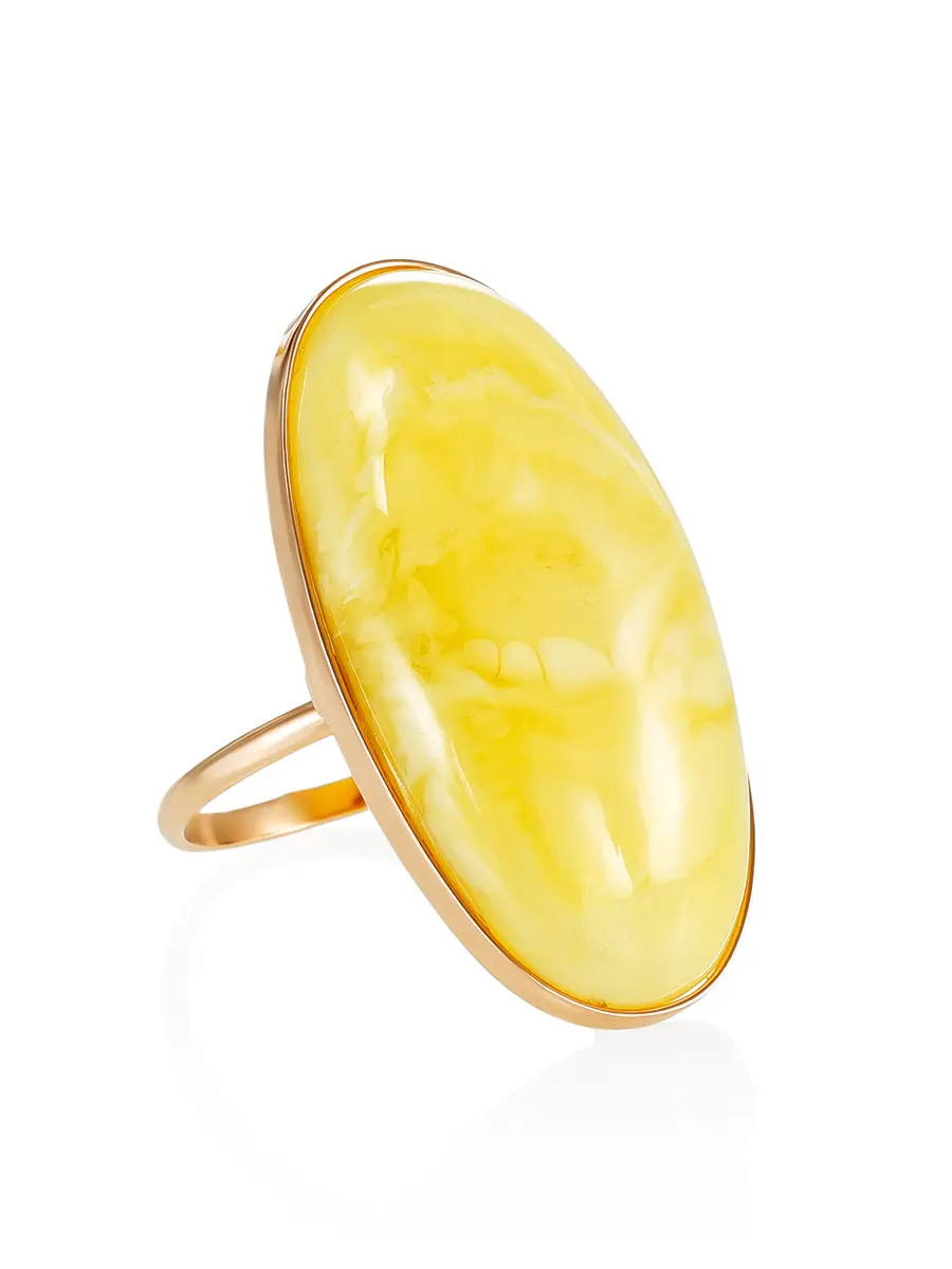 картинка Золотое кольцо с овальной вставкой из натурального янтаря с красивой текстурой в онлайн магазине