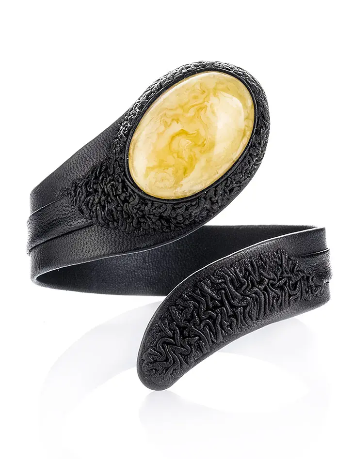 картинка Стильный браслет из натуральной кожи «Змейка» с янтарной вставкой в онлайн магазине