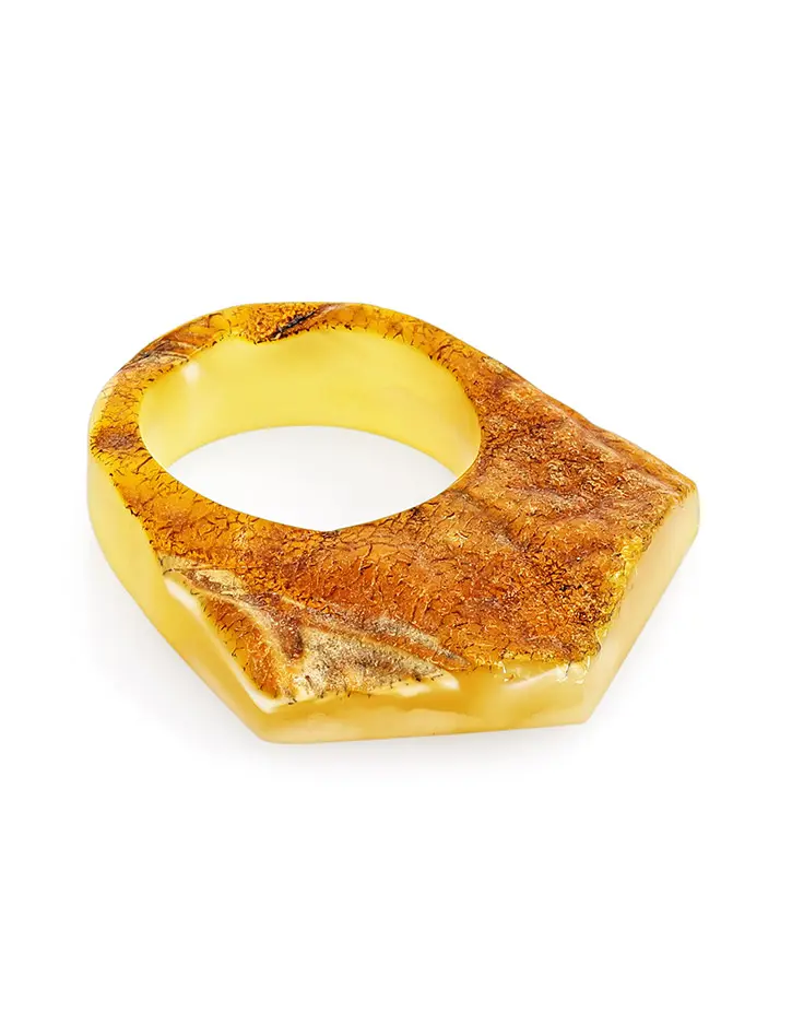 картинка Кольцо из цельного янтаря медового цвета с природной корочкой «Фаэтон» в онлайн магазине