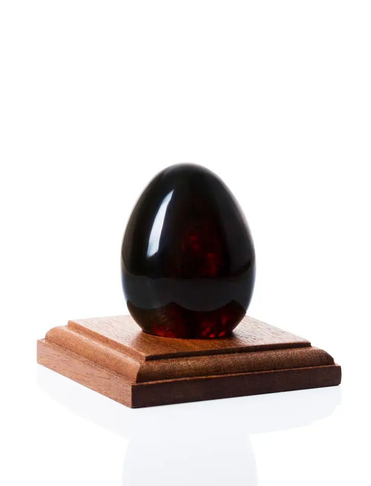 картинка Сувенирное пасхальное яйцо из формованного вишнёвого янтаря на подставке в онлайн магазине