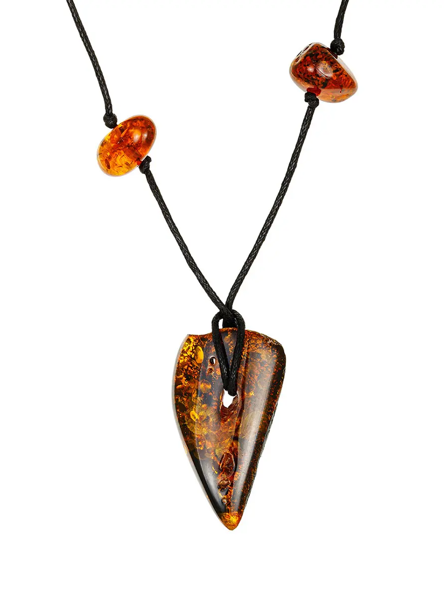 картинка Шнурок с подвеской из натурального цельного янтаря «Мадагаскар» в онлайн магазине