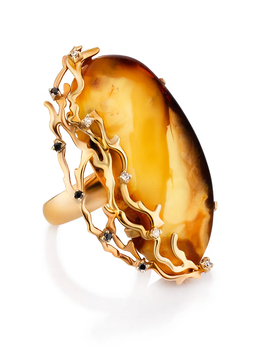 картинка Восхитительное кольцо из золота и янтаря, украшенное белыми и чёрными бриллиантами «Версаль» в онлайн магазине