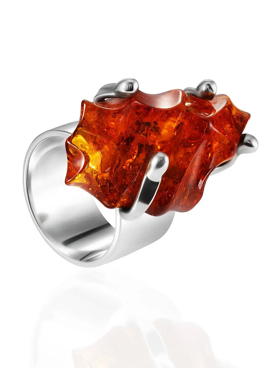 картинка Эффектное кольцо из натурального янтаря с резьбой в онлайн магазине
