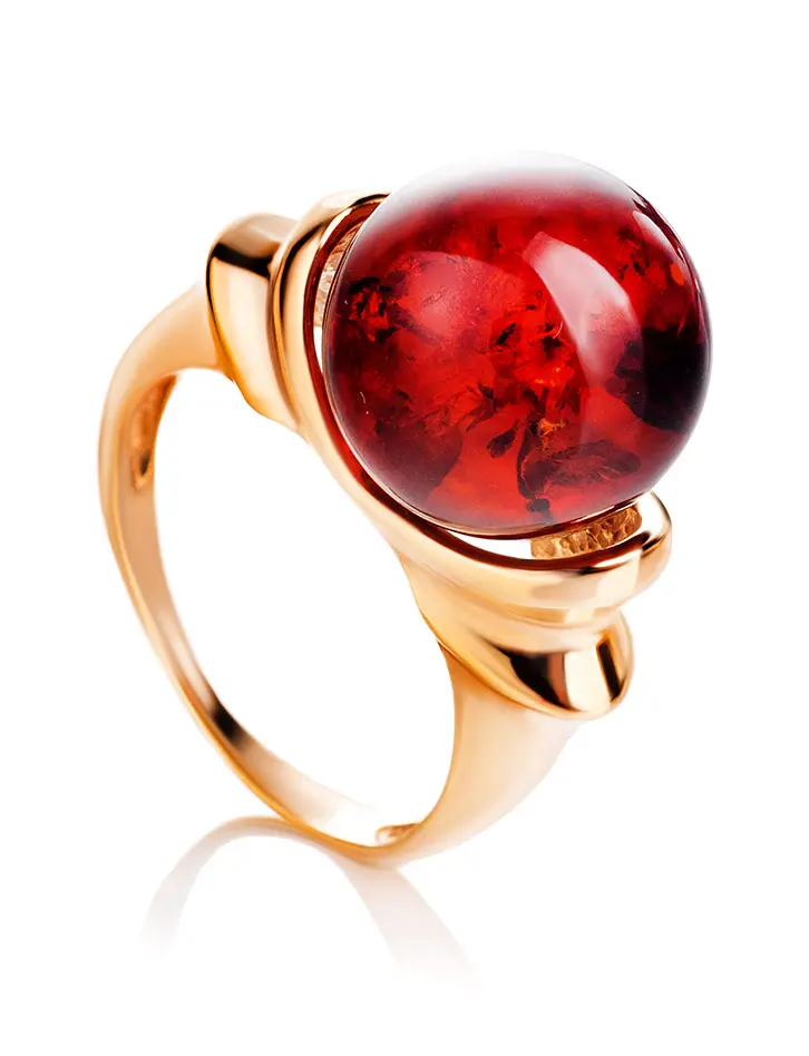 картинка Стильное кольцо из позолоченного серебра с янтарём вишнёвого цвета «Юпитер» в онлайн магазине