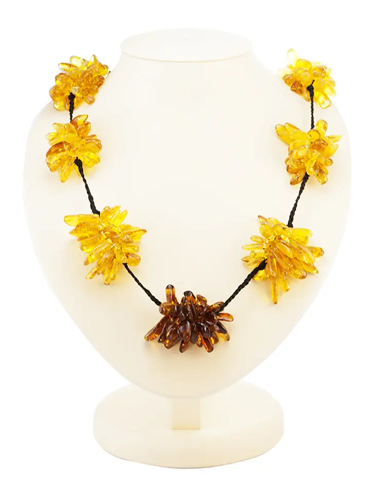 картинка Крупное нарядное колье из янтаря вишневого и коньячного цвета «Хризантема» на шнурке в онлайн магазине