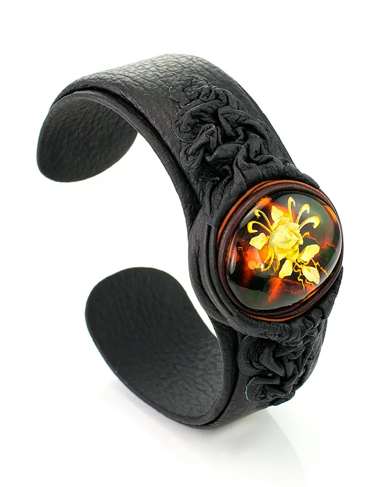 картинка Эксклюзивный браслет из кожи со вставкой из резного янтаря «Амазонка» в онлайн магазине