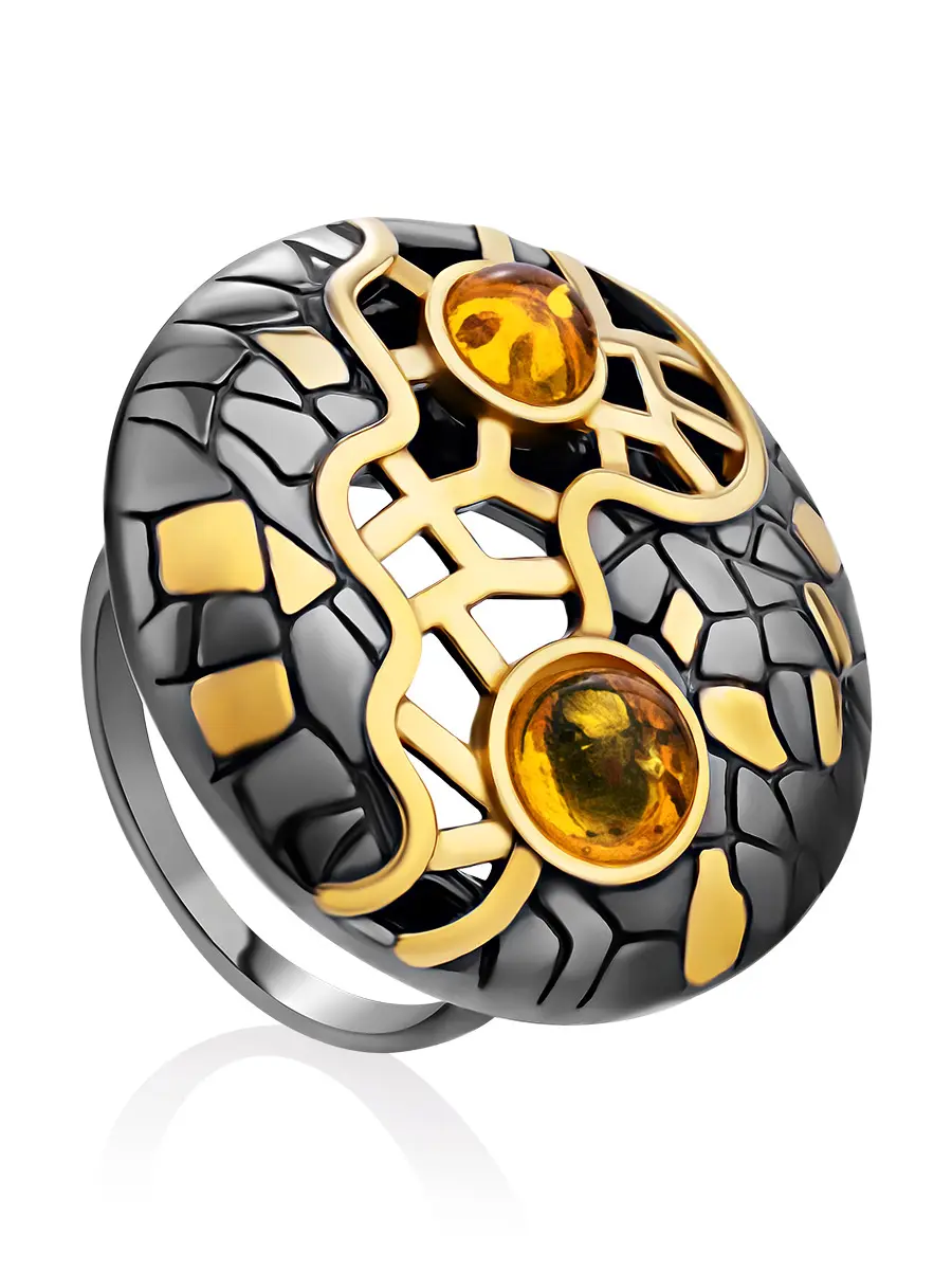 картинка Крупное круглое кольцо с частичным золочением, украшенное янтарём «Донателла» в онлайн магазине