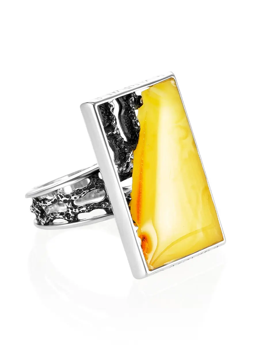 картинка Серебряное кольцо «Модерн» прямоугольной формы со вставкой из медового янтаря в онлайн магазине