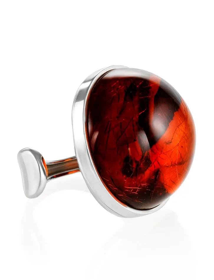картинка Серебряное кольцо с круглой вставкой из вишневого янтаря «Глянец» в онлайн магазине