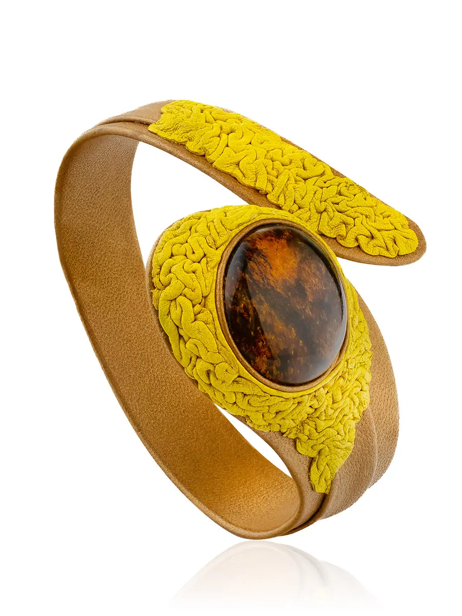 картинка Эффектный браслет «Змейка» из натуральной кожи, украшенный коньячным янтарём в онлайн магазине