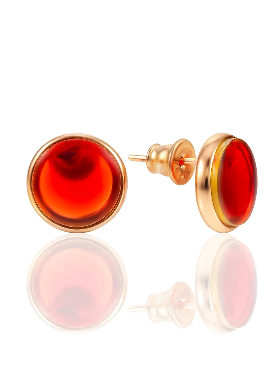 картинка Стильные серьги-пусеты в позолоте с янтарём красного цвета «Фурор» в онлайн магазине