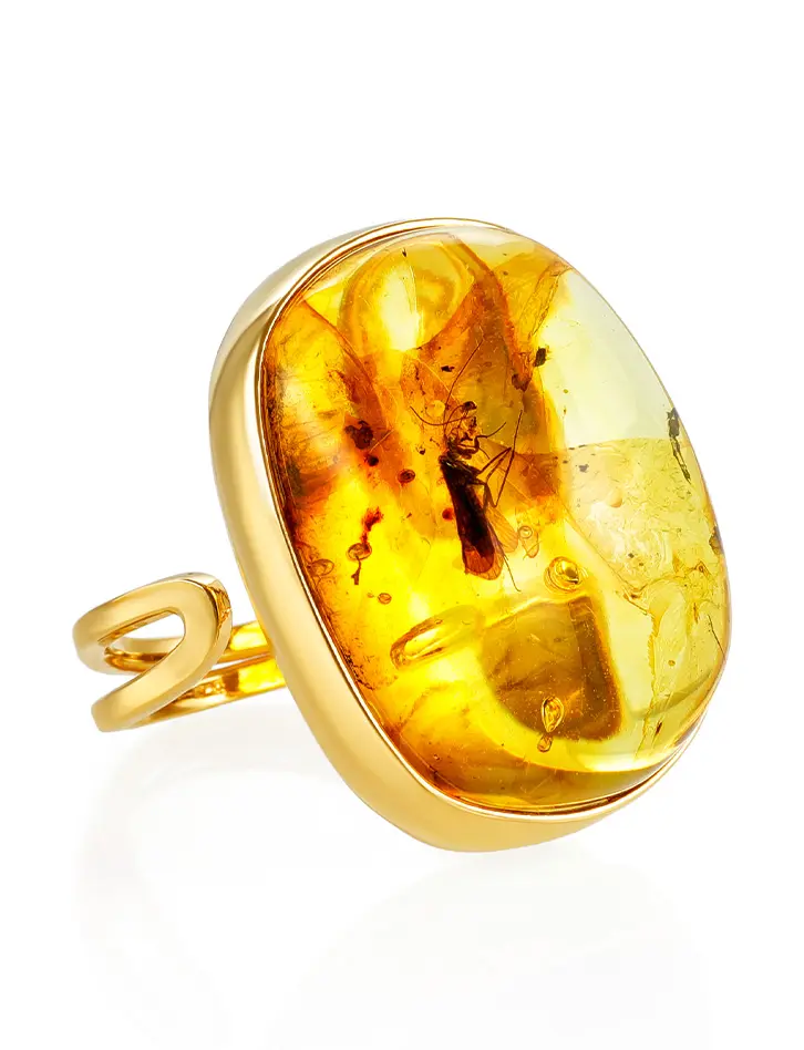картинка Крупный позолоченный перстень с натуральным янтарём с включением насекомых и пузырьками воздуха «Клио» в онлайн магазине