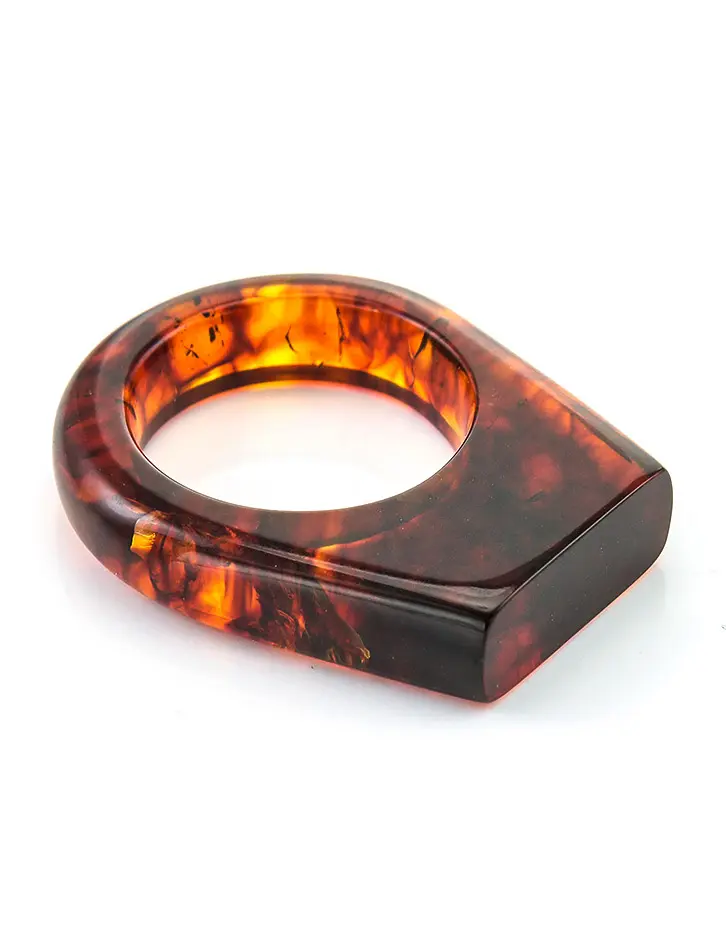 картинка Стильное кольцо из натурального формованного янтаря вишнёвого цвета «Везувий» в онлайн магазине