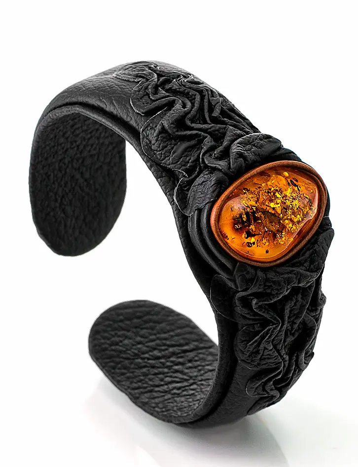 картинка Эффектный браслет из чёрной кожи и янтаря чайного цвета «Амазонка» в онлайн магазине