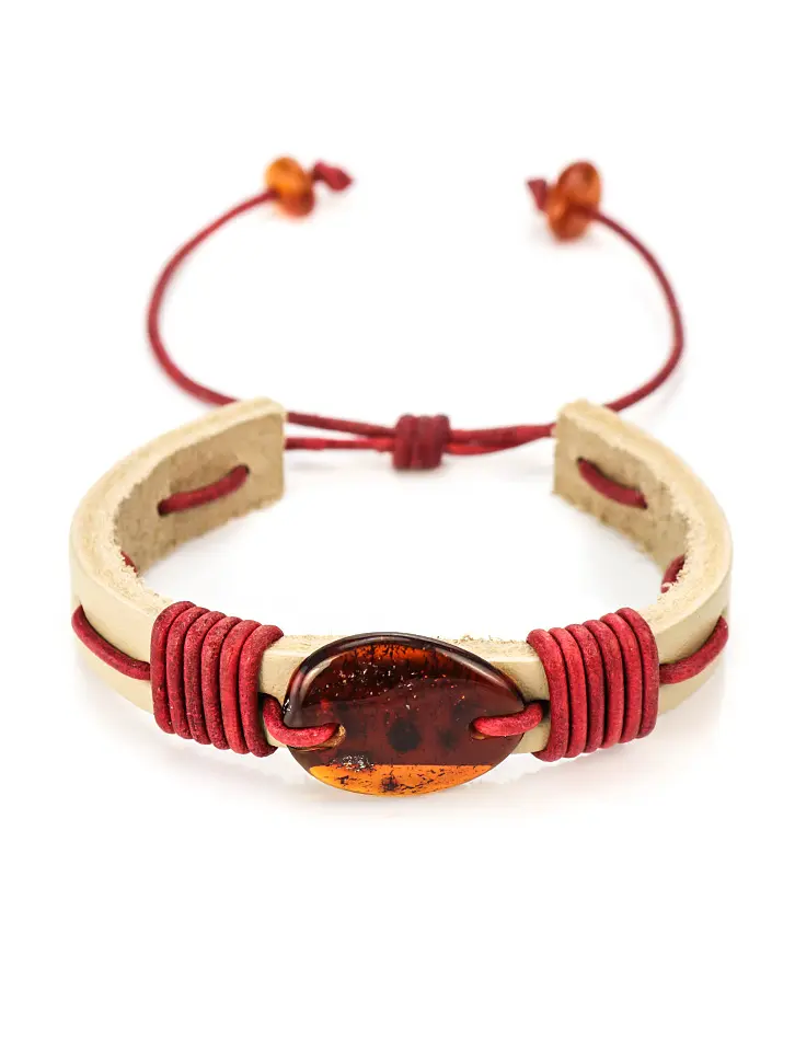 картинка Контрастный браслет «Копакабана» из бежевой кожи, переплетённый красным шнурком с янтарём коньячного цвета в онлайн магазине