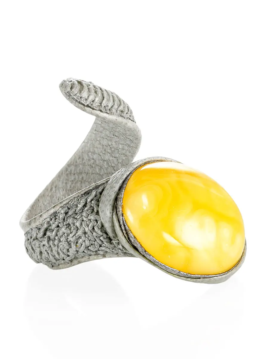 картинка Светло-серое кожаное кольцо-змейка с натуральным медовым янтарём в онлайн магазине