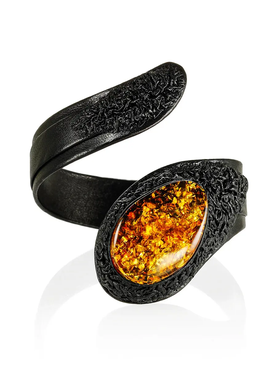 картинка Стильный чёрный браслет из натуральной кожи со вставкой из сверкающего коньячного янтаря «Змейка» в онлайн магазине