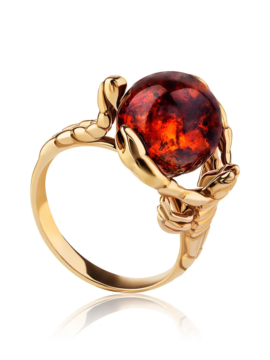 картинка Яркое кольцо с натуральным янтарём вишнёвого цвета «Скорпион» в онлайн магазине