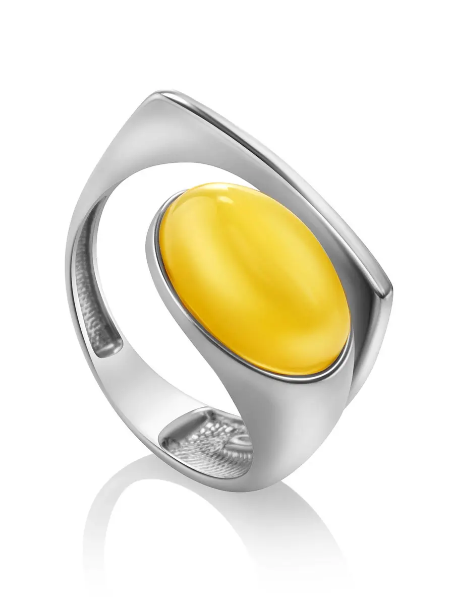 картинка Необычное кольцо из серебра и янтаря медового цвета «Либерти» в онлайн магазине