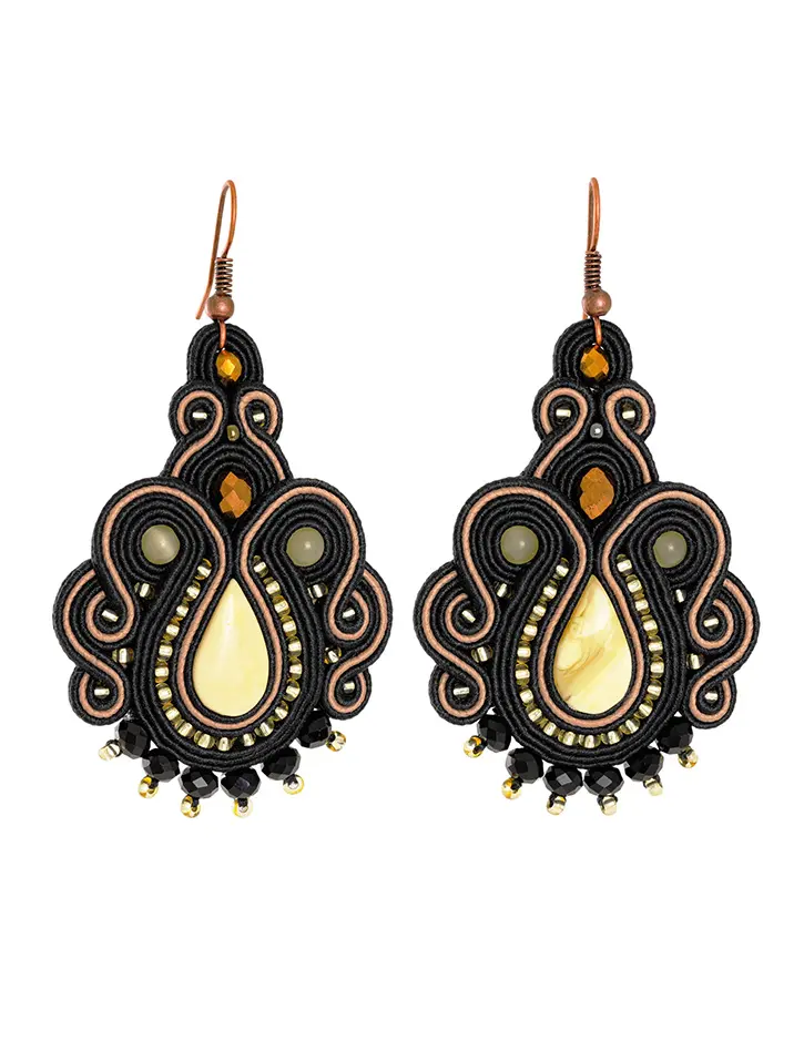 картинка Оригинальные плетёные серьги, украшенные натуральным янтарём «Индия» в онлайн магазине