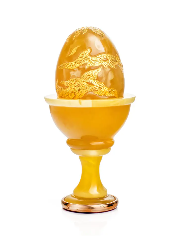 картинка Янтарное сувенирное яйцо с резьбой и сусальным золотом на подставке в онлайн магазине