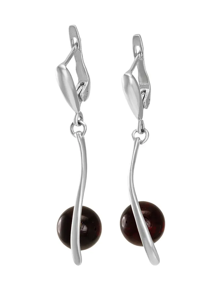 картинка Яркие серьги из серебра и натурального янтаря вишнёвого цвета «Лея» в онлайн магазине