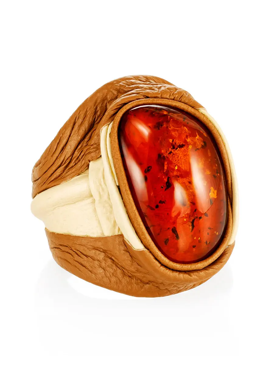картинка Крупный перстень из кожи с натуральным цельным янтарём «Амазонка» в онлайн магазине